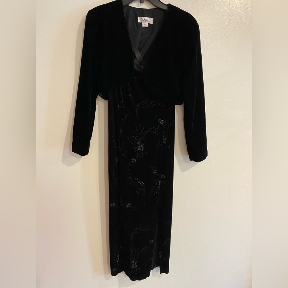 Evening gown- Women’s size 6- Black Velvet.  2 piece!